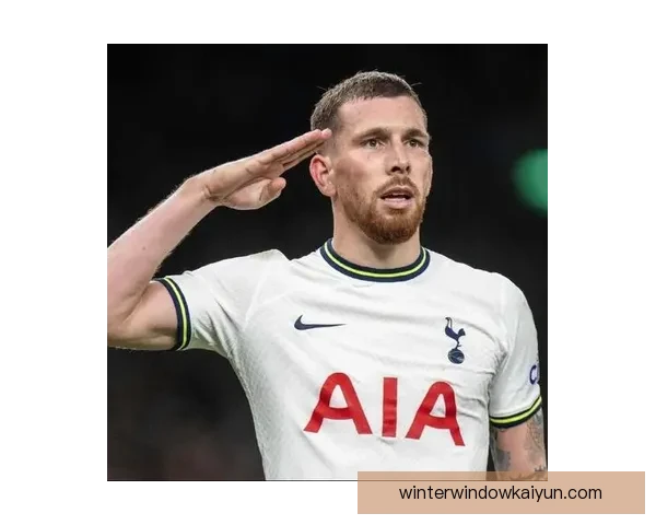 霍伊别尔在热刺表现稳健，成为球队中场的重要支柱。